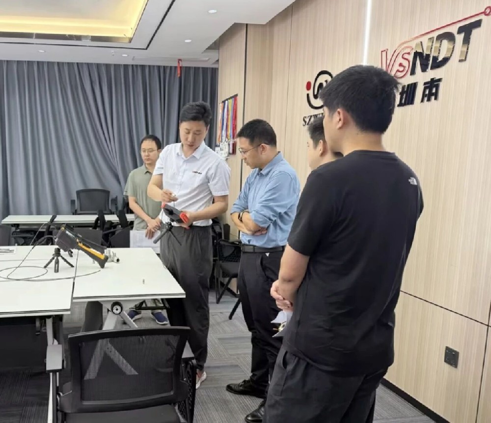 深圳市坪山区工信局一行莅临深圳微视调研指导